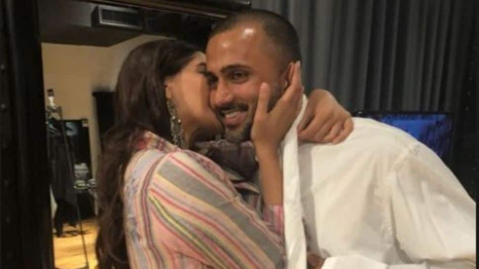 PDA alert! Sonam Kapoor is &#039;obsessed&#039; with her hubby Anand Ahuja, see pic