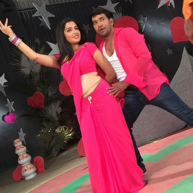 Aamrapali Dubey with Nirahua in a romantic pose