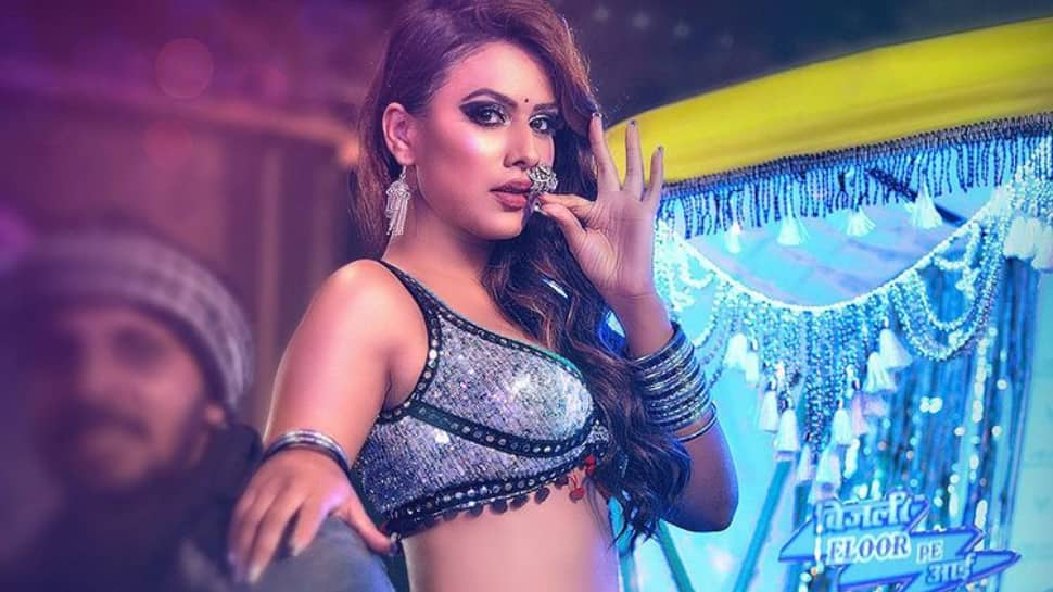 Nia Sharma dances with auto-rickshaw drivers on ‘Phoonk Le’, trolls call her Urfi Javed ‘ki ammi’ - WATCH