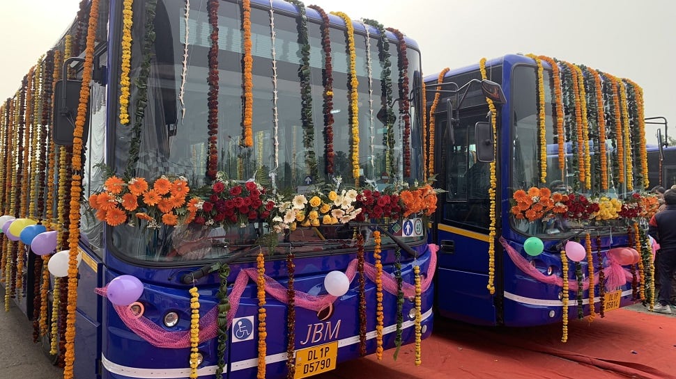Delhi CM Arvind Kejriwal inaugurates 100 new AC CNG low-floor buses in capital thumbnail