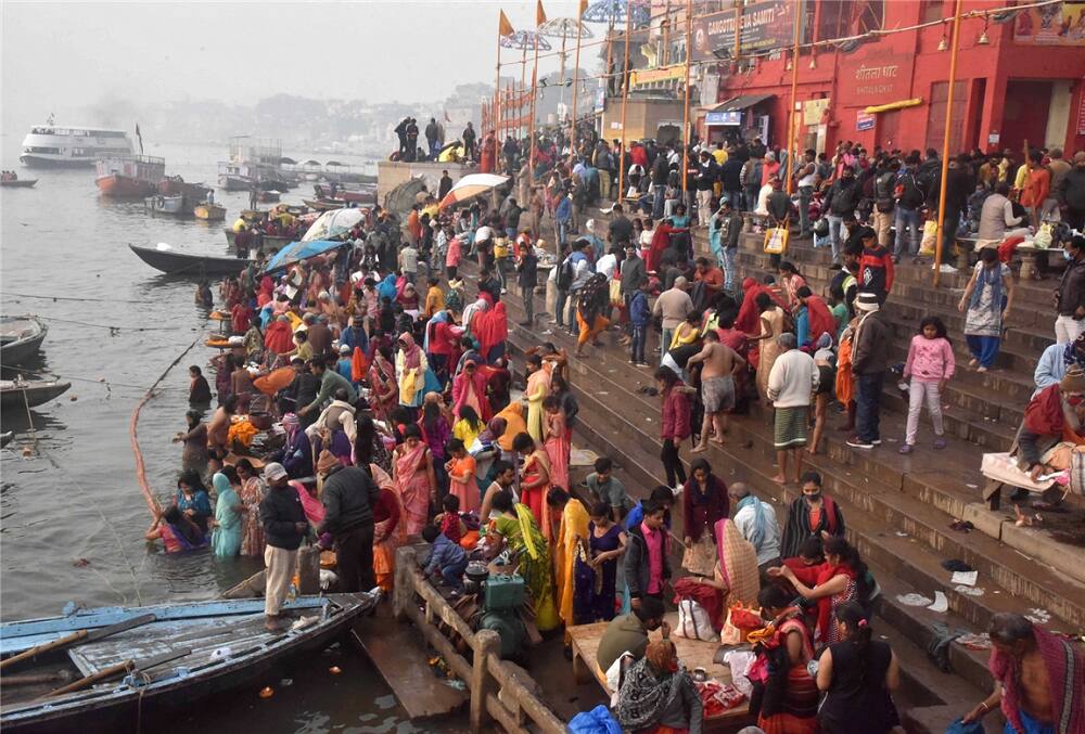Devotees gather in Varanasi