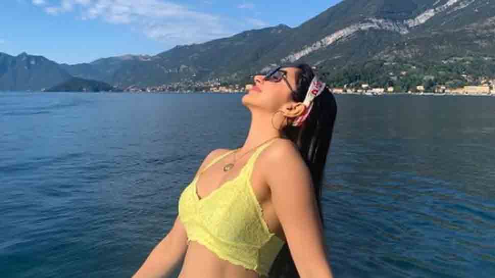 Kiara Advani takes dip in pool in latest sizzling photo, Samantha Ruth Prabhu says &#039;wow&#039;