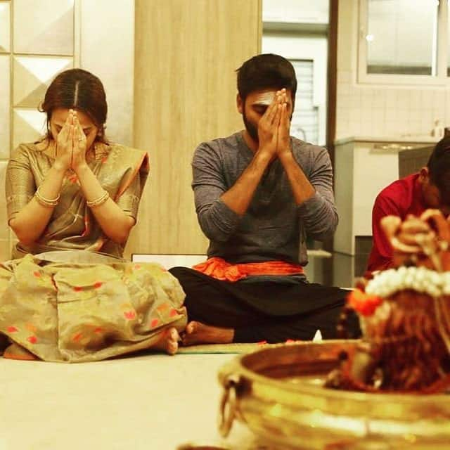 Aishwaryaa and Dhanush praying to Lord Shiva on Maha Shivratri