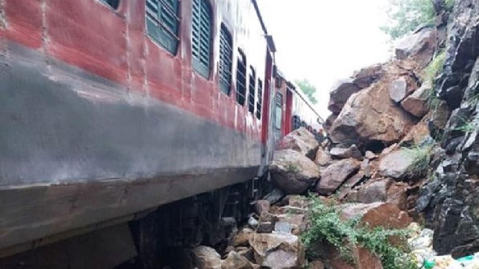Vasco Da Gama-Howrah Amaravati Express derails near Dudhsagar in Goa, no casualties thumbnail