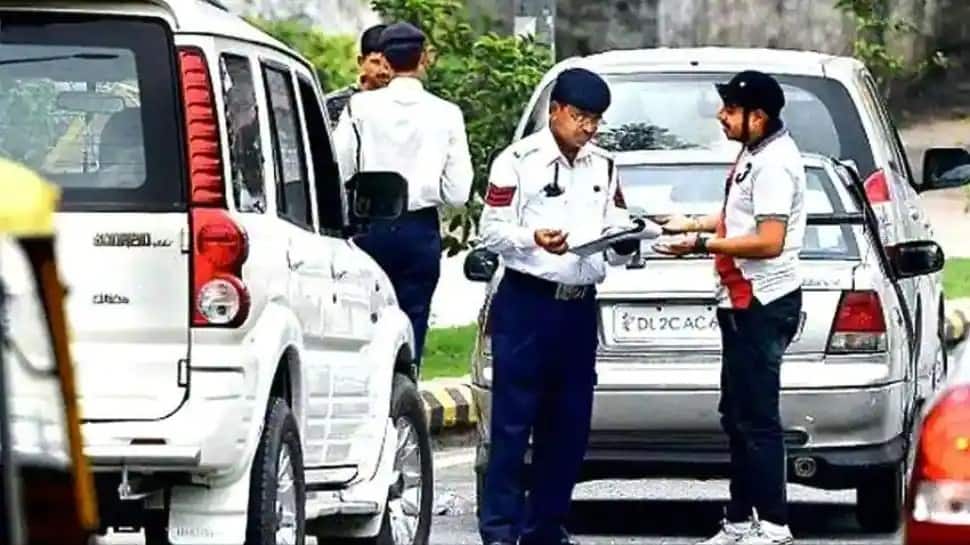 Vehicles without reflective tapes will be fined Rs 1000: Noida Police thumbnail