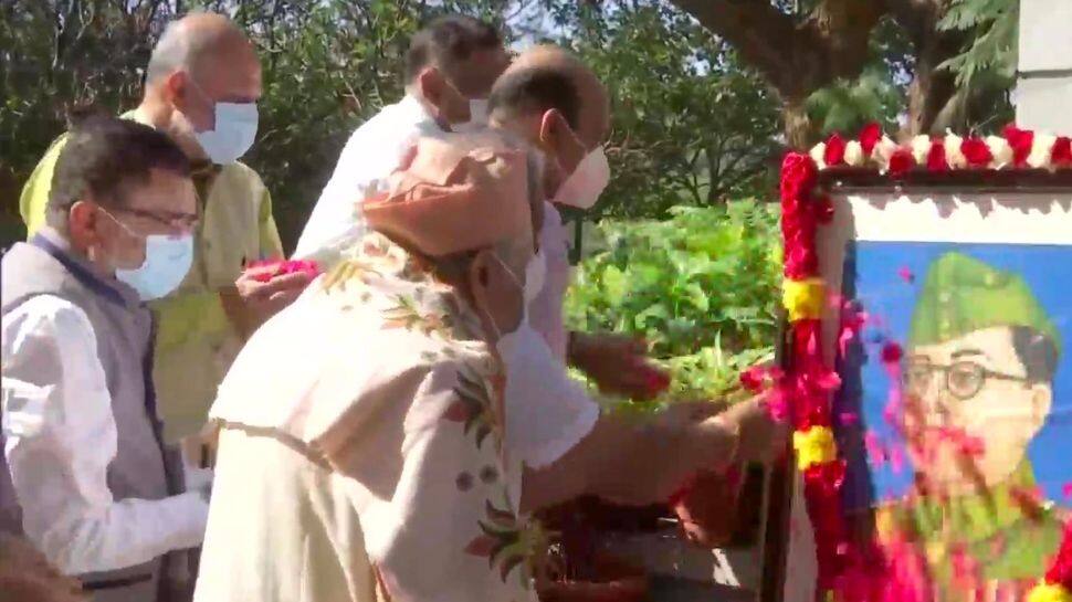 Karnataka CM paid floral tributes to Netaji 