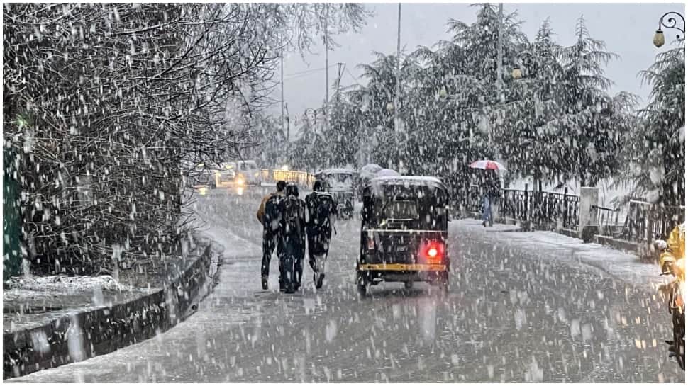 Highways closed in Jammu and Kashmir amid rains and snowfall thumbnail