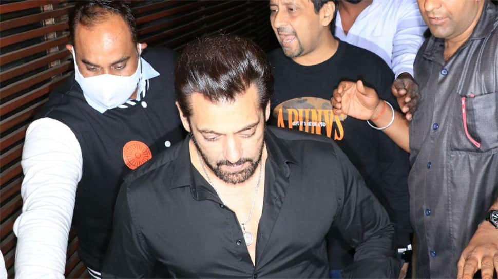 Salman Khan mobbed outside plush Juhu restaurant, trolls shout 'mask free Bhai' - Watch