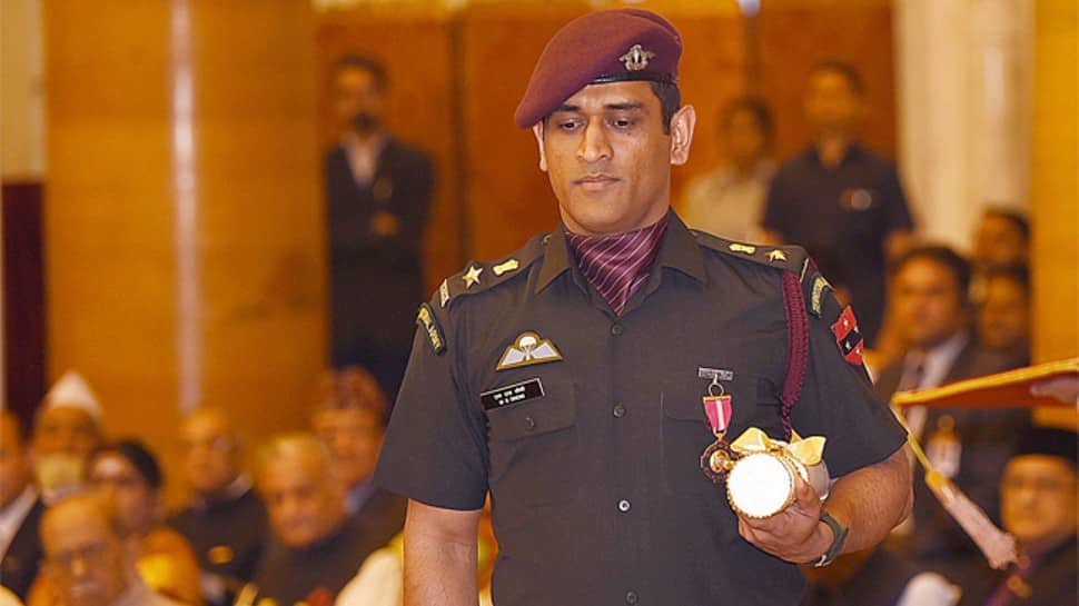 Video of MS Dhoni receiving Padma Bhushan in army uniform in 2018 goes VIRAL on Republic Day - WATCH