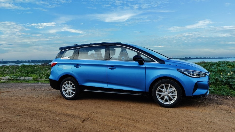 BYD delivers first batch of 30 E6 electric MPVs in India