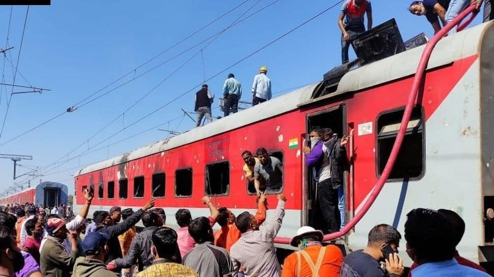 Gandhidham-Puri Express catches fire in Maharashtra&#039;s Nandurbar, none hurt 