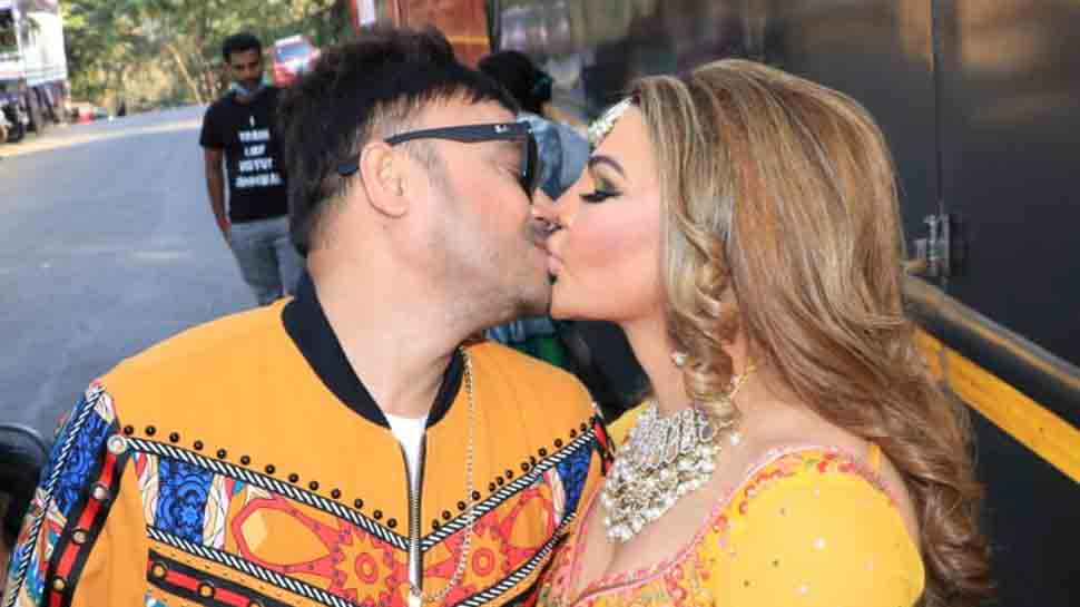 Bigg Boss 15: Rakhi Sawant locks lips with husband Ritesh ahead of Grand Finale