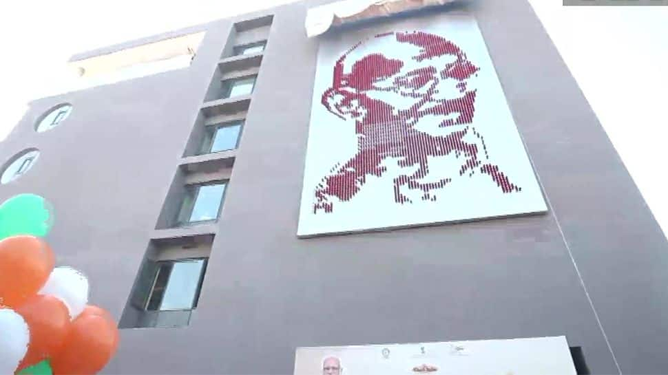  Amit Shah unveils Mahatma Gandhi&#039;s mural in Ahemadabad, see pics