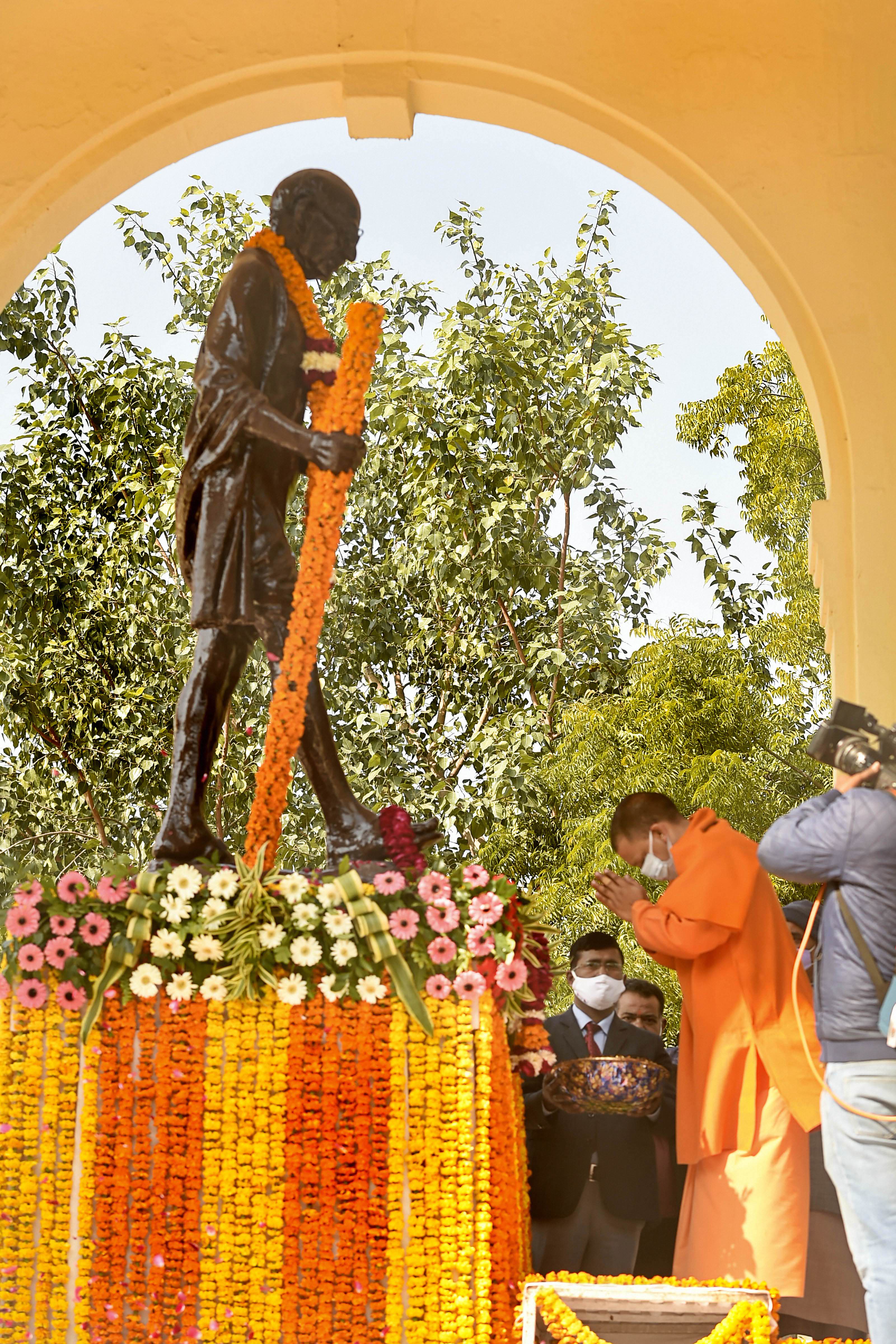 Yogi Adityanath paying tribute to Mahatma Gandhi.