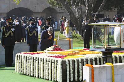 President Ram Nath Kovind pays floral tribute to Mahatma Gandhi.