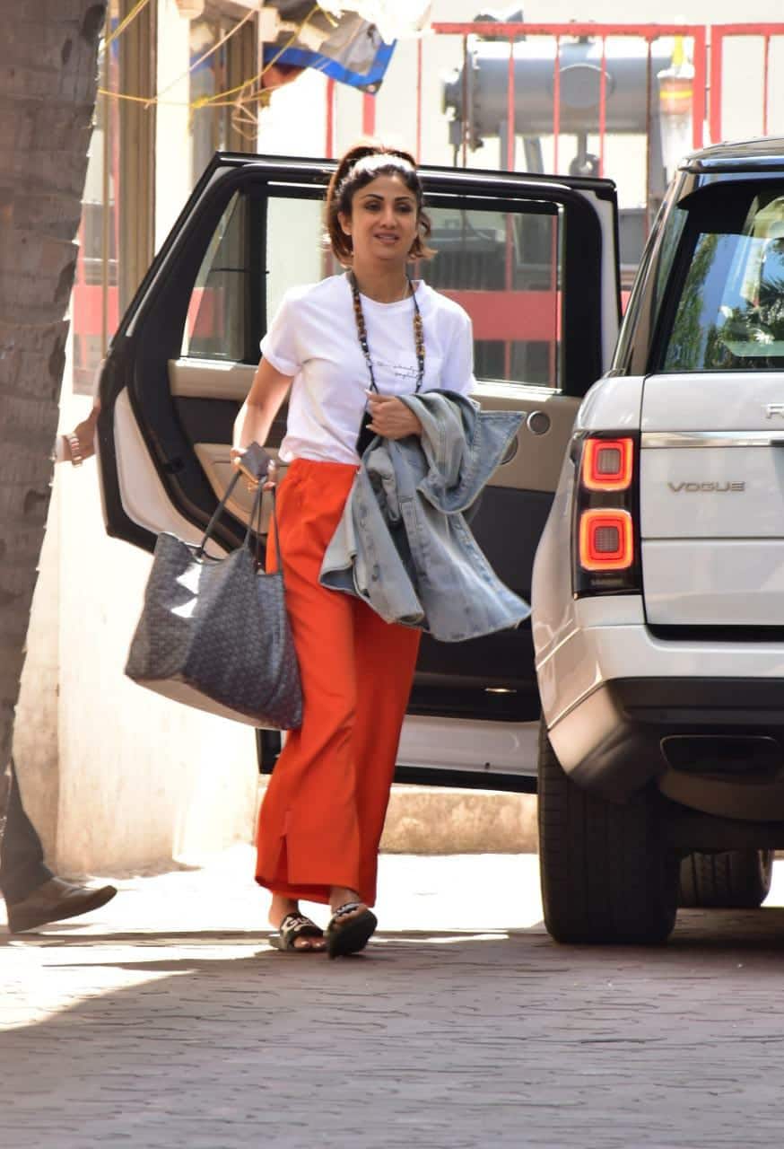 Shilpa Shetty On The Way In Car Xxx Video - Shilpa Shetty wears white tee with bright orange pants for outing: PICS |  News | Zee News