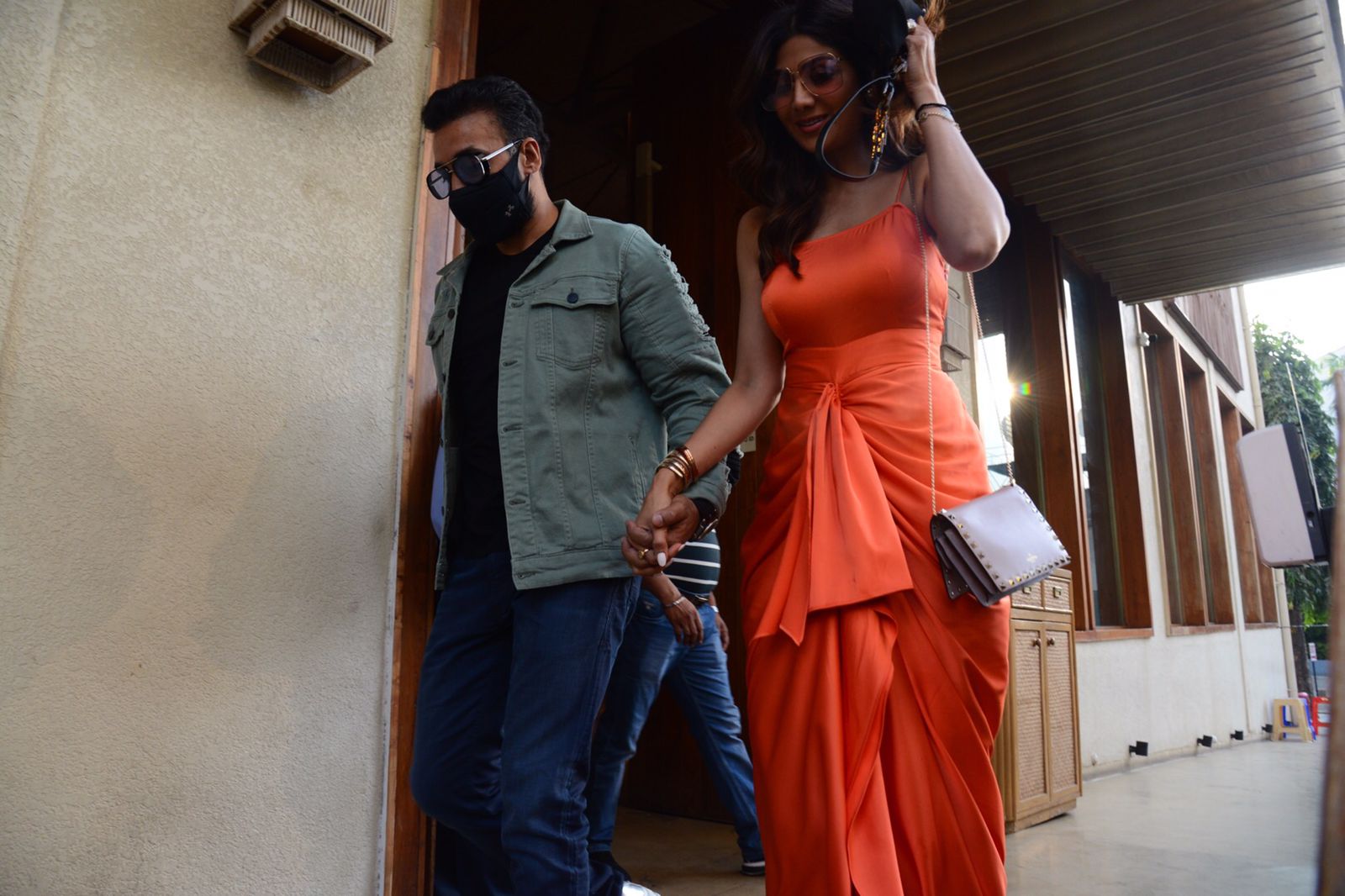Raj Kundra-Shilpa Shetty walk hand-in-hand