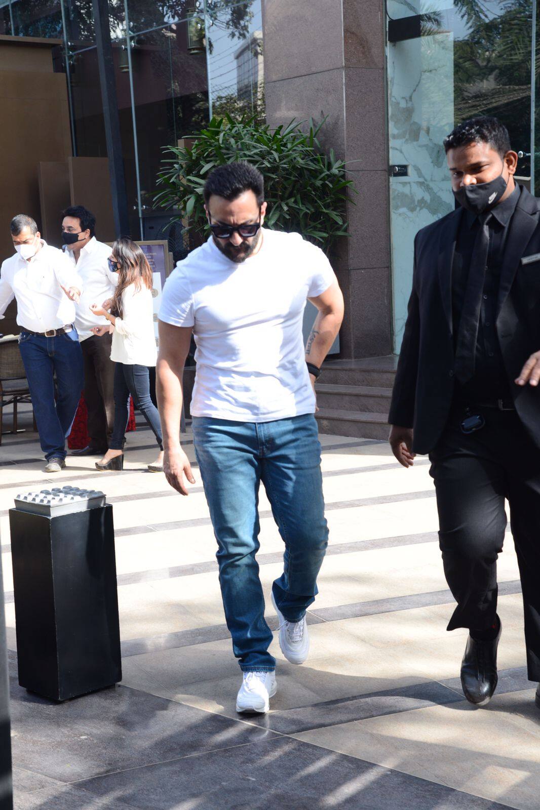 Kareena Kapoor-Saif Ali Khan clicked at restaurant