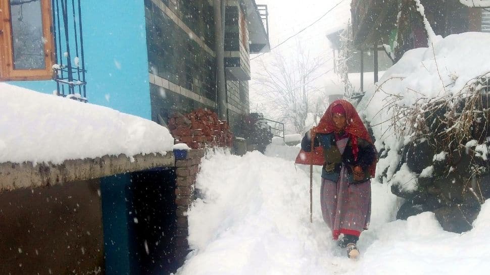 Roads closed in Himachal Pradesh due to snowfall