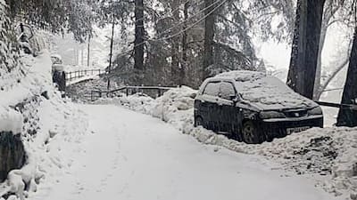 Heavy snowfall: Roads remain blocked for vehicular traffic 