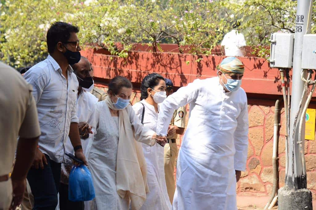 Suresh Wadkar and his family spotted at Lata's residence