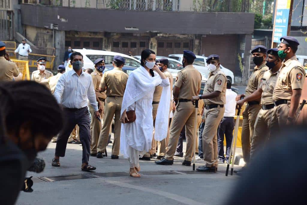 Shraddha Kapoor visits 'aaji' Lata Mangeshkar for the last time