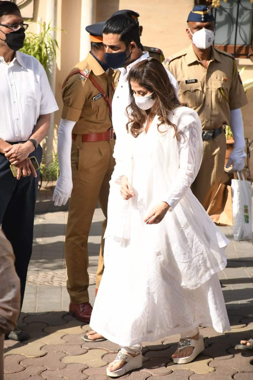 Urmila Matondkar arrives at Lata Mangeshkar's residence