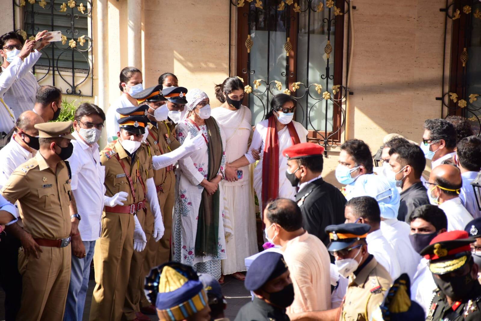 Asha Bhosle and family members pay last respects