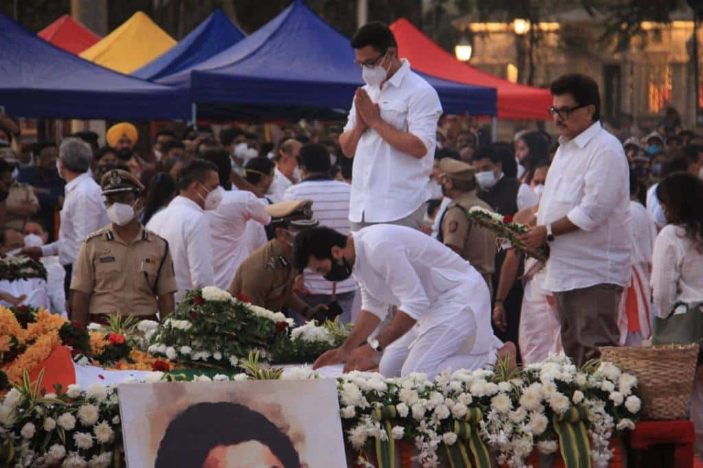 Aamir Khan stands with folded hands at Lata Mangeshkar's funeral