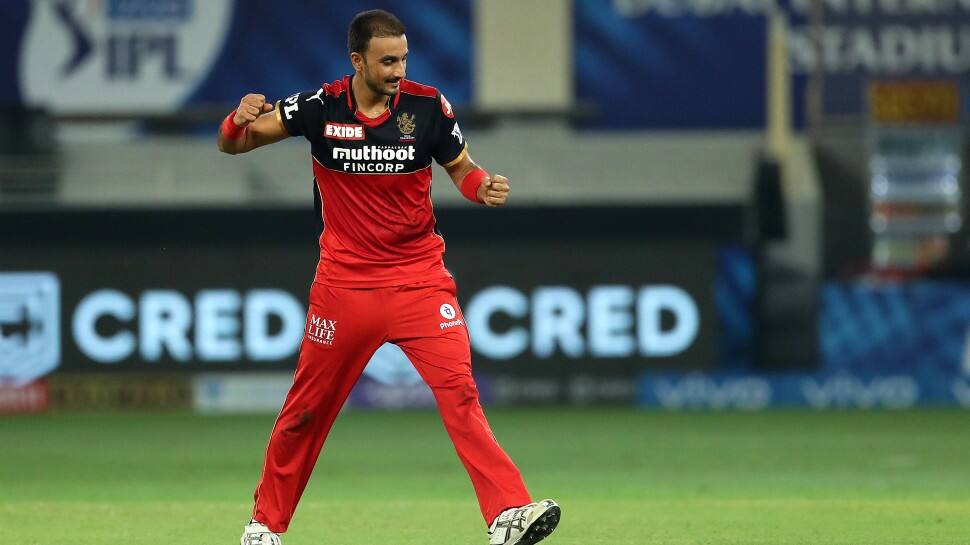 Former Royal Challengers Bangalore all-rounder Harshal Patel won the Purple Cap in IPL 2021. Harshal picked up 32 wickets in 15 games and RCB will look to bring him back at the auction. (Photo: BCCI/IPL)