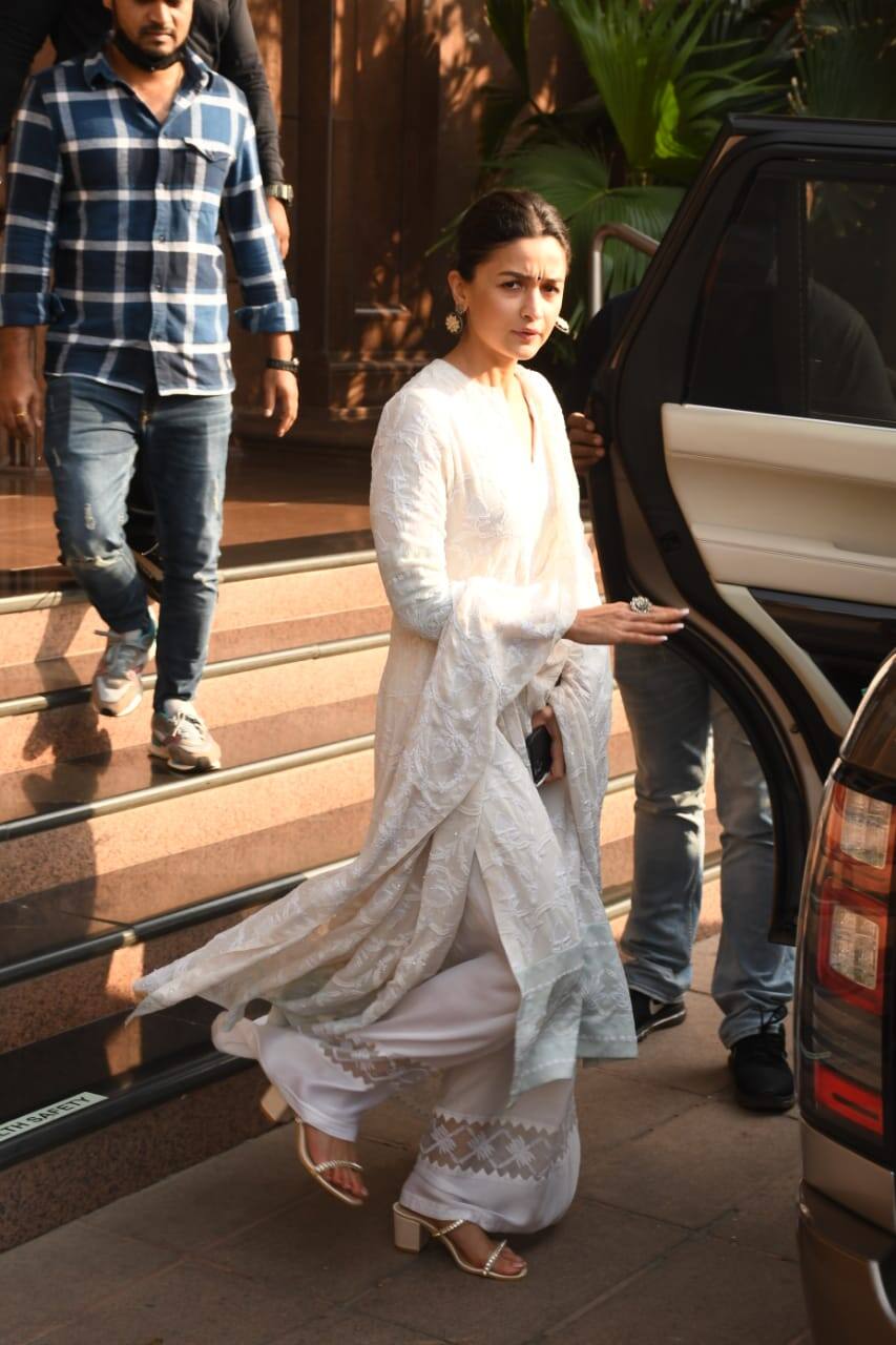 Alia bhatt outlet white anarkali suit