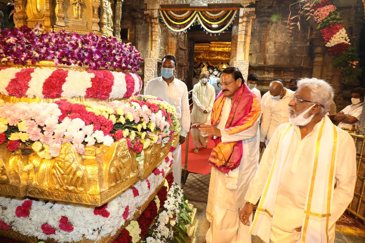 VP Venkiah Naidu offers prayers at Balaji Temple with his family.