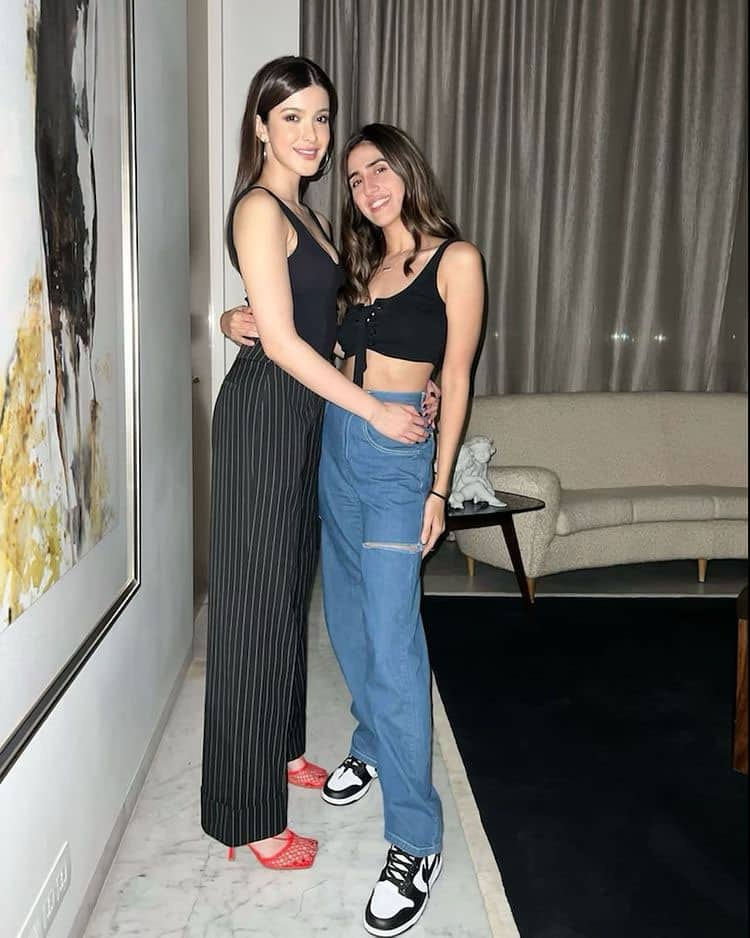 Shanaya Kapoor with a friend