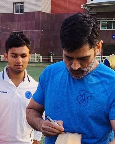 Dhoni meets Jharkhand U19 players