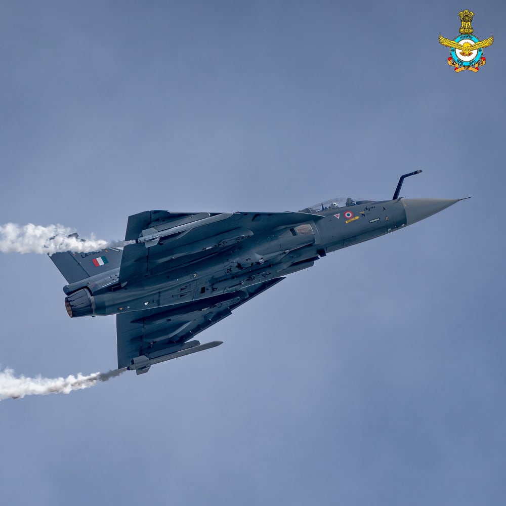 Tejas MK-I lac amuses audience with aerobatics