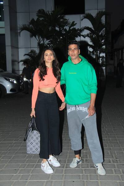 Akshay Kumar and Rakul Preet Singh at Kalina airport