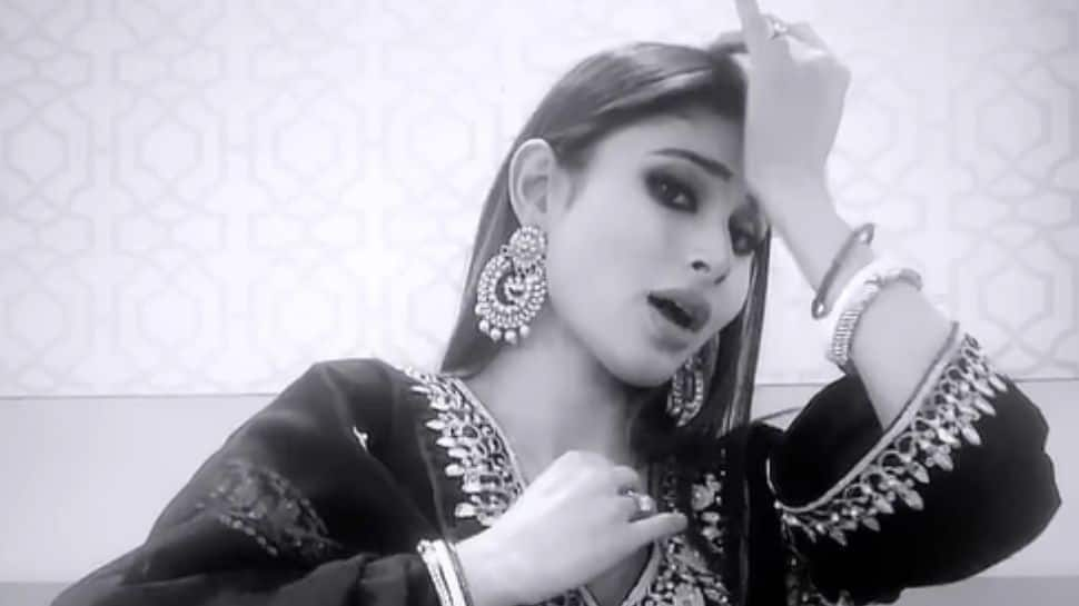 Mouni Roy pays tribute to Lata Mangeshkar with THIS graceful performance, watch