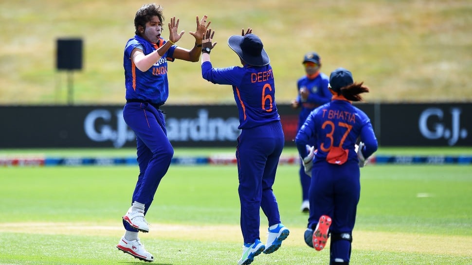 Jhulan Goswami effort in vain as India women lose third ODI against New Zealand by 3 wickets, five-match series as well