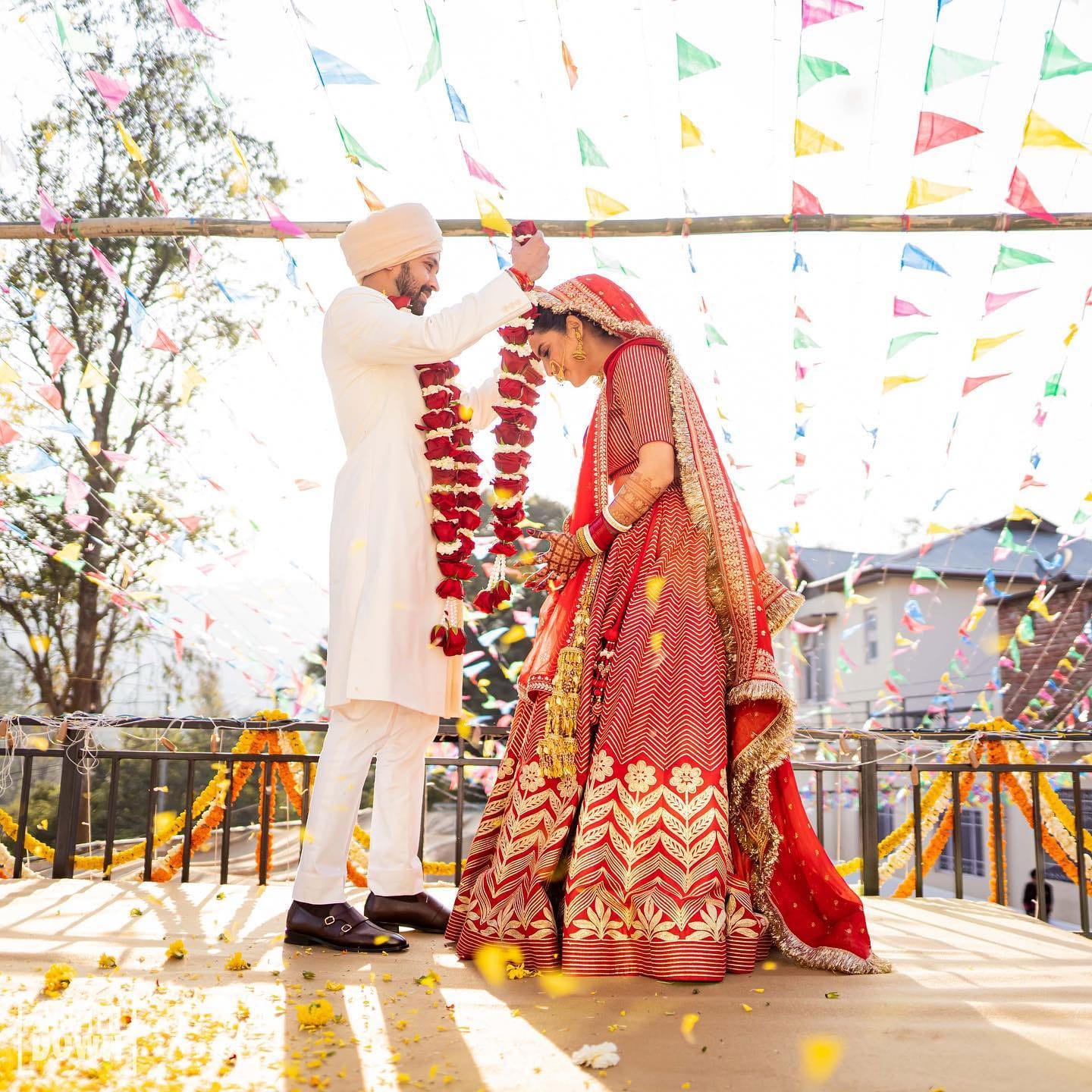 Vikrant Massey and Sheetal Thakur's exchange garlands