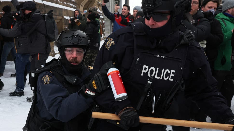 Truckers&#039; protests: Canadian police use stun grenades, arrest over 170 to sweep protesters