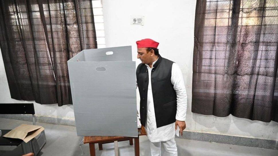 Mulayam Singh, Akhilesh Yadav cast vote in Saifai&#039;s Yashwantnagar; watch