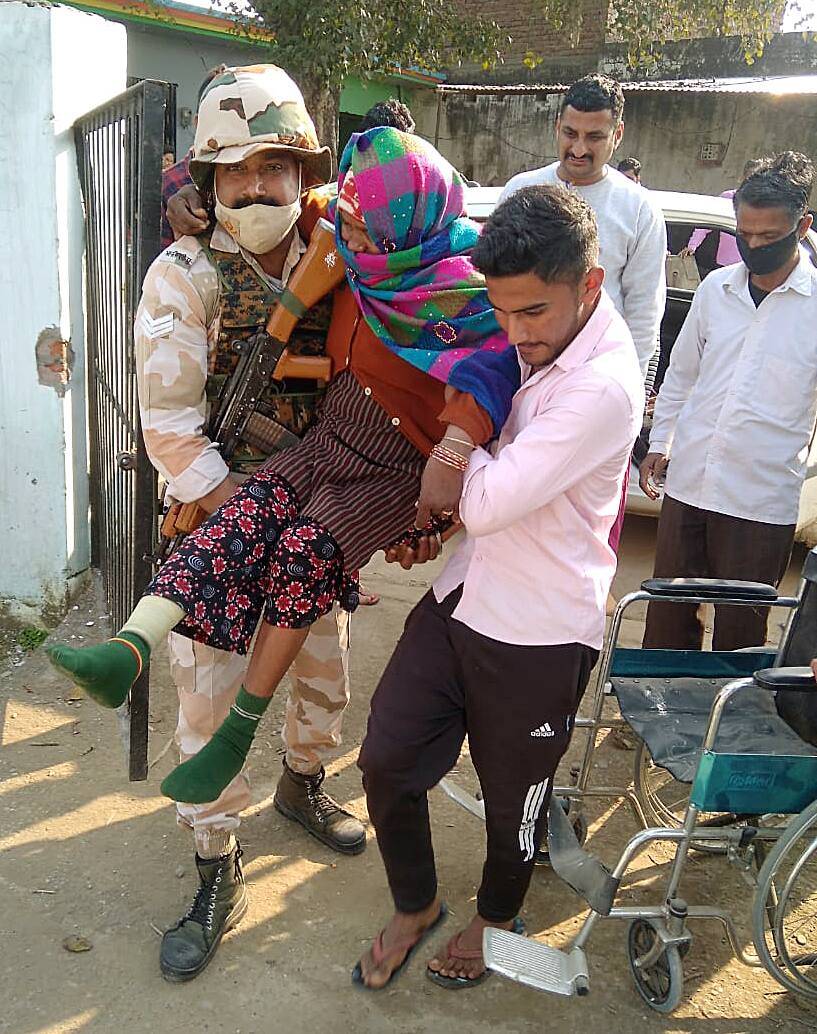 Indo-Tibetan Border Police help and elderly woman cast vote in UP