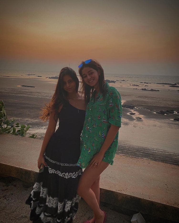 Ananya poses with Suhana by the beach