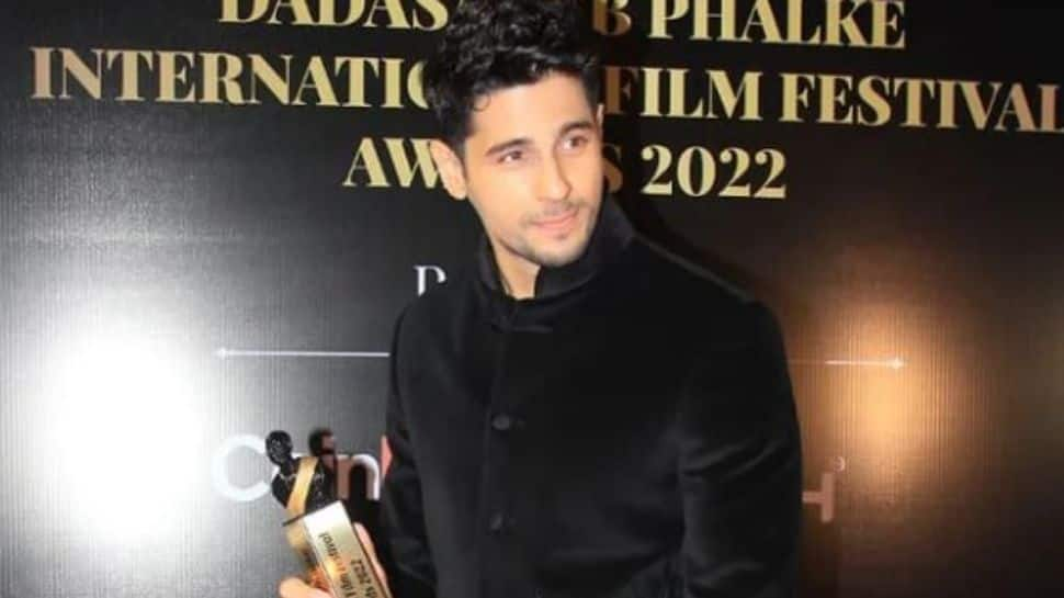 Sidharth Malhotra wins Critics Best Actor at Dadasaheb Phalke International Film Festival Awards 2022