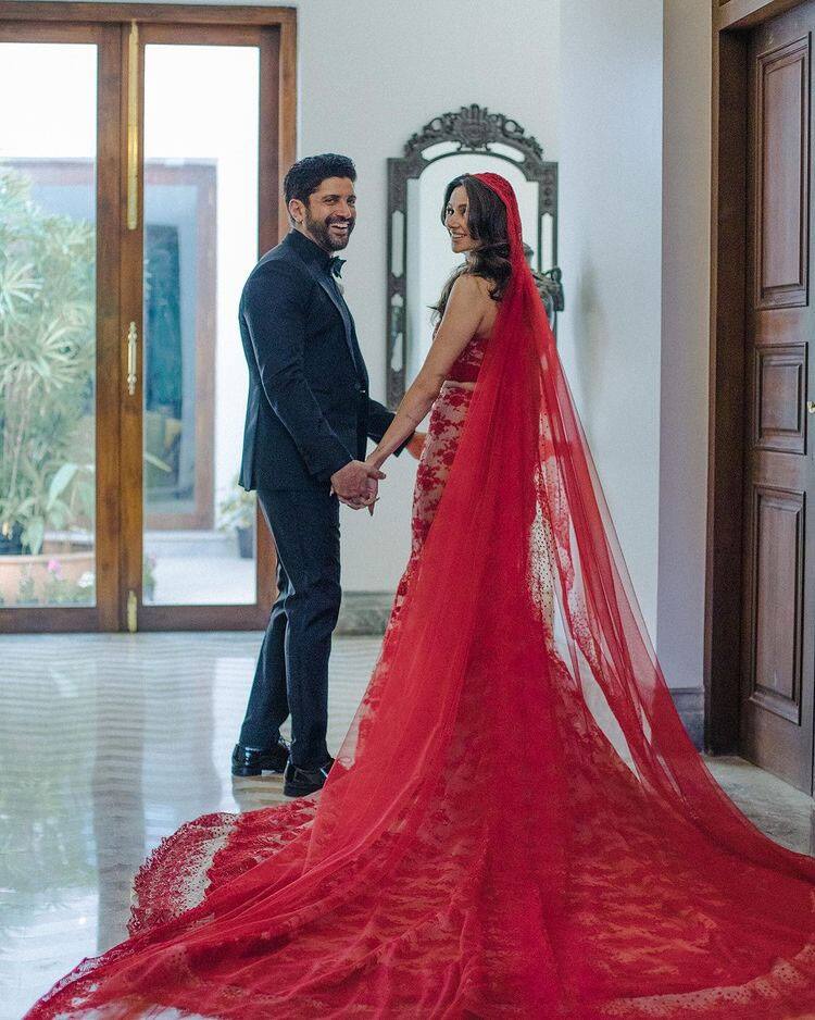 Farhan Akhtar and Shibani Dandekar on their wedding day