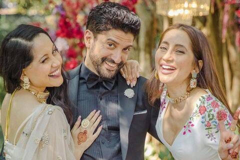 Groom Farhan Akhtar poses with Shibani's sisters!