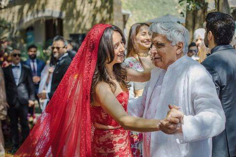 Bride Shibani Dandekar dances with father-in-law Javed Akhtar