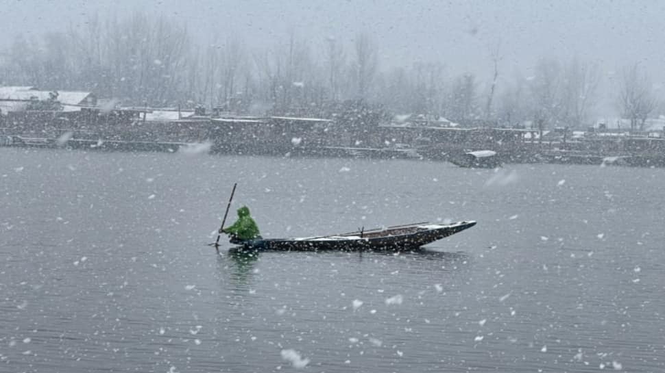 Heavy snowfall in Kashmir, flights delayed, highways closed