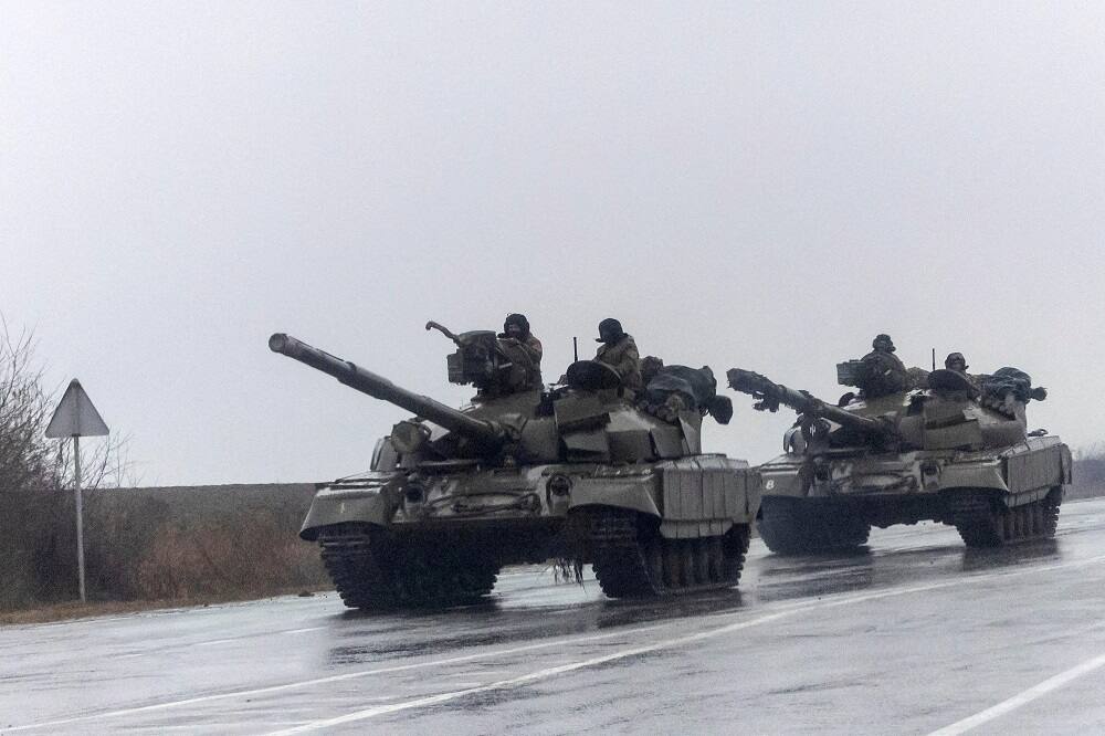 Ukrainian tanks move into the city for defense against Russian attack