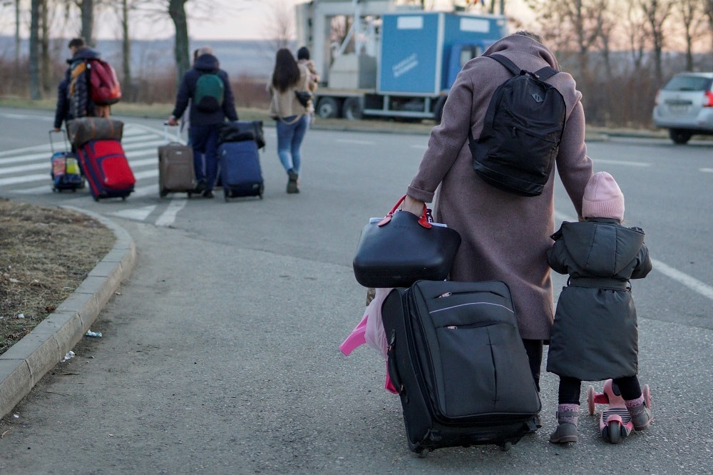 People from Ukraine getting into Romania at Siret Customs